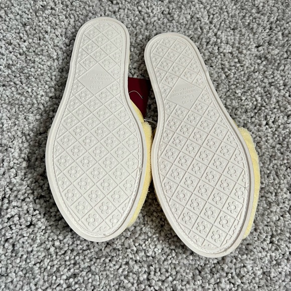 Woman’s Slip-on Slippers Yellow Soft Lightweight Size Large (9-10) NWT - Picture 5 of 12